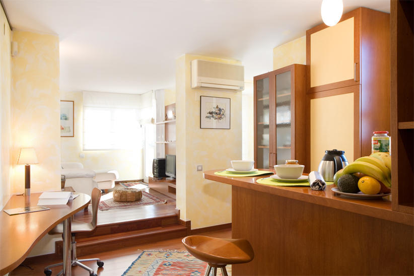 Gaudi Views Apartment Барселона Стая снимка